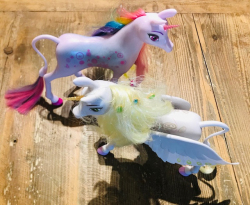 Unicorni in plastica